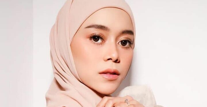 Berangkat Umroh Bareng Keluarga, Lesti Kejora Minta Doa di Tanah Suci 1 Berangkat Umroh Bareng Keluarga, Lesti Kejora meminta doa di tanah suci di tengah kasus KDRT