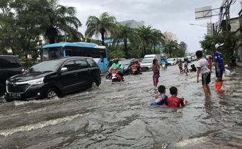 Penyebab Banjir di Jakarta Kenapa Tidak Pernah Tuntas Teratasi? Ini 4 Penyebabnya 1 Penyebab Banjir di Jakarta Kenapa Tidak Pernah Tuntas Teratasi? Ini 4 Penyebabnya