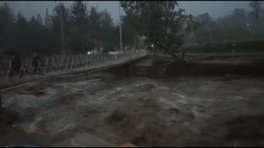 Sungai Ciliwung Meluap Menyebabkan Katulampa Siaga 3