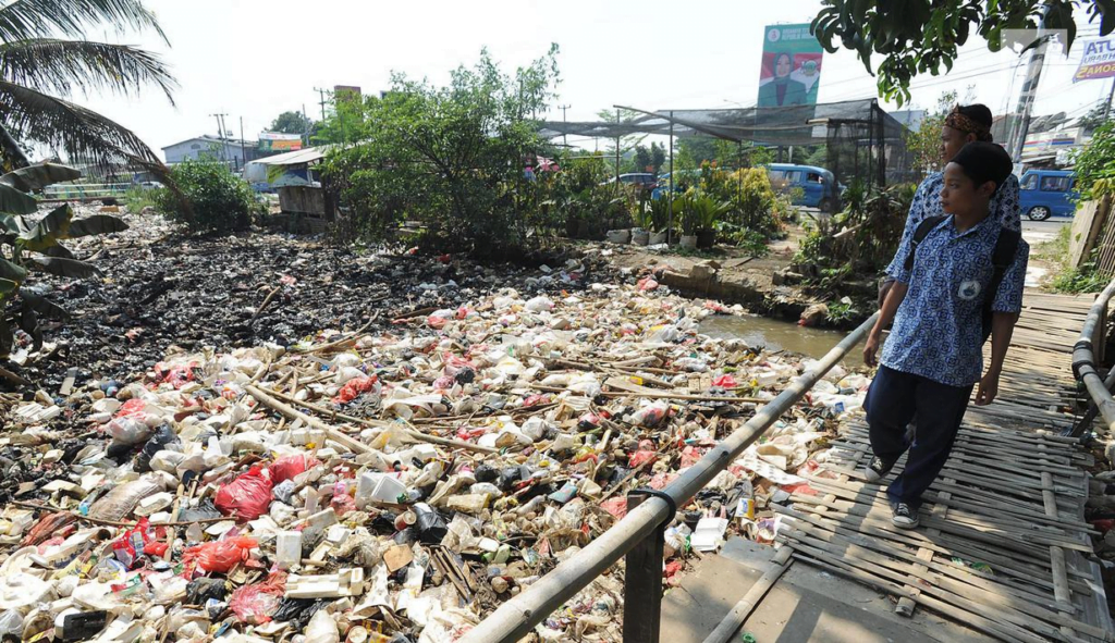 Penyebab Banjir Di Jakarta | Buang sampah sembarangan
