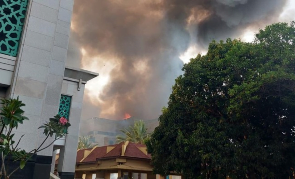 Api Berkobar di Kubah Hingga Ambruk, Kebakaran di Islamic Center Jakarta
