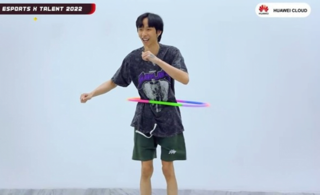 Bermain hula hoop untuk memenangkan pertandingan di episode 13 Esport X Talent
