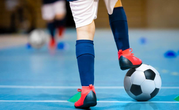 15 Sepatu Futsal Kualitas Terbaik untuk Pemula, Anti Slip dan Awet!