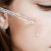 5 Perbedaan Serum dan Pelembab Wajah: Serupa Tapi Tak Sama, Jangan Asal Pakai! 5 5 Perbedaan Serum dan Pelembab Wajah: Serupa Tapi Tak Sama, Jangan Asal Pakai!