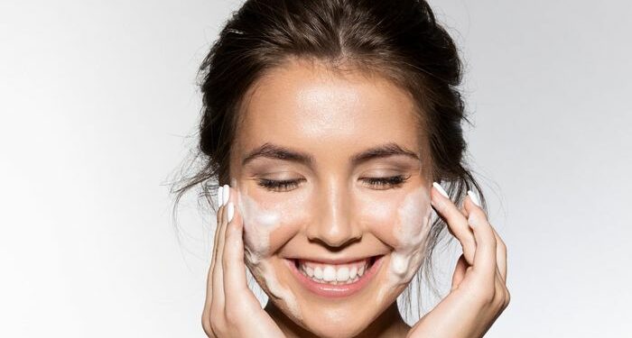 10 Rekomendasi Facial Wash untuk Kulit Kering Terbaik, Mengatasi Kulit dari Iritasi