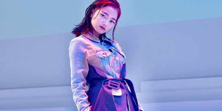 Pesona Fuji dengan Aksi Catwalk di Jakarta Fashion Week 1 Fuji Utami di Jakarta Fashion Week