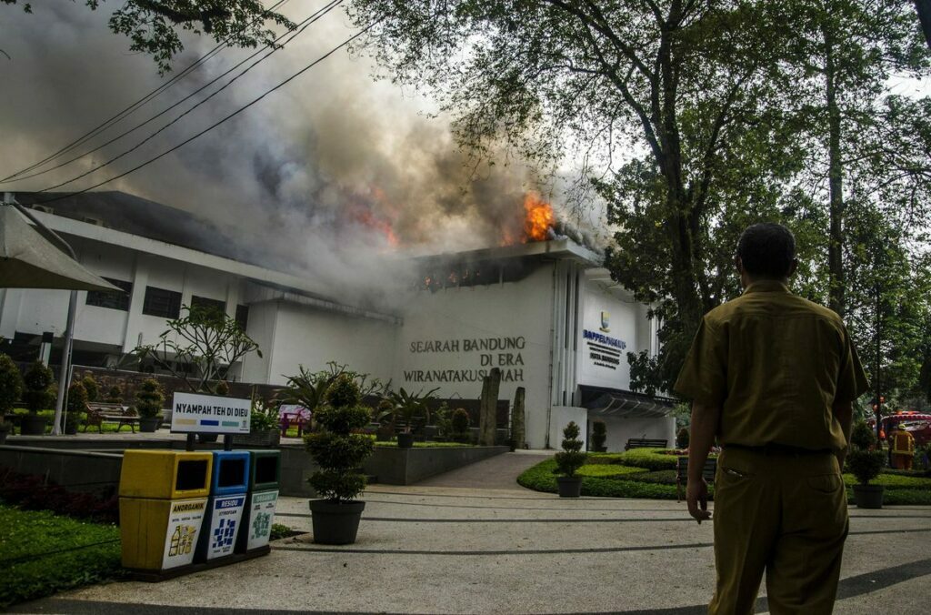 kebakaran di balai kota Bandung