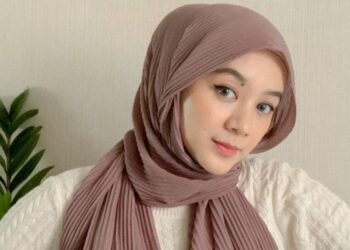 12 Rekomendasi Merek Pashmina Plisket Paling Bagus dan Awet 2022