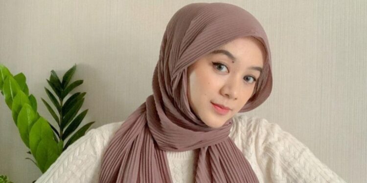 12 Rekomendasi Merek Pashmina Plisket Paling Bagus dan Awet 2022 1 12 Rekomendasi Merek Pashmina Plisket Paling Bagus dan Awet 2022