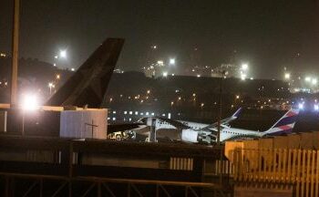 Pesawat Tabrak Truk Damkar: 2 Orang Tewas, 60 Orang Dilarikan RS