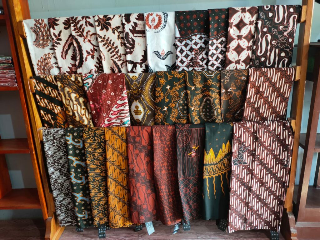 Oleh-Oleh Khas Semarang kain batik khas semarang