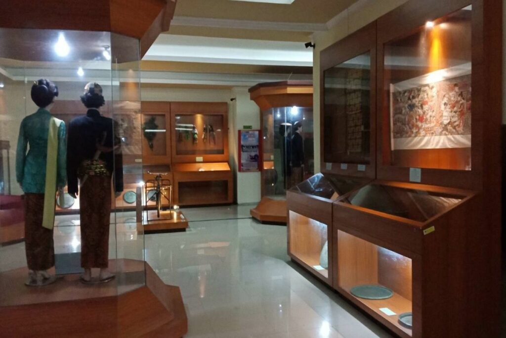 Bagian dalam Museum Ronggowarsito. Foto Gmap Mr. Andhen Official e1559563508910