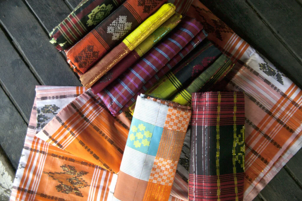 12 Rekomendasi Oleh-oleh Khas Makassar, Bisa Jadi Alternatif Buah Tangan untuk Kerabat! 8 Oleh-Oleh Khas Makassar kain tenun khas bugis