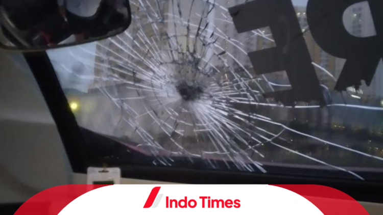 Kembali Terjadi! Bus Persis Solo Dilempari Batu 1 Kembali Terjadi! Bus Persis Solo Dilempari Batu