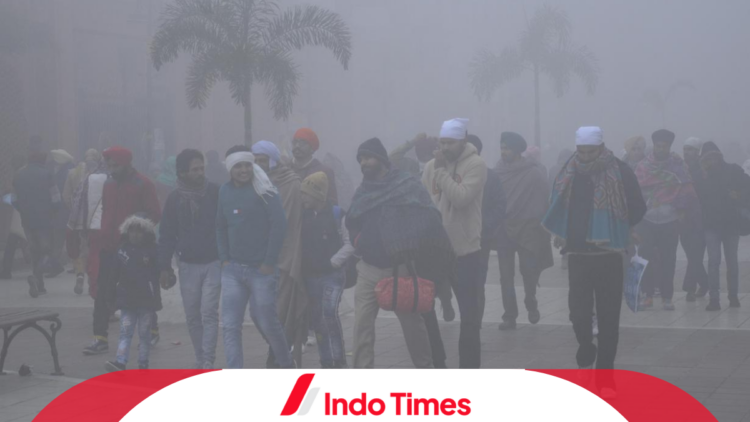 Gelombang Dingin India Membuat Perjalanan Kereta Terganggu, Danau dan Pipa Air Membeku 1 Gelombang Dingin India Membuat Perjalanan Kereta Terganggu, Danau dan Pipa Air Membeku
