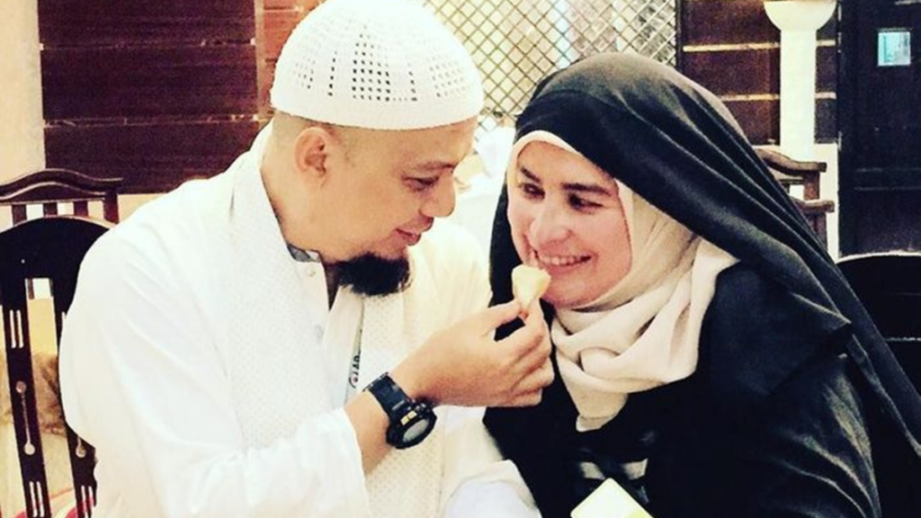 istri mendiang Arifin Ilham dikabarkan menikah