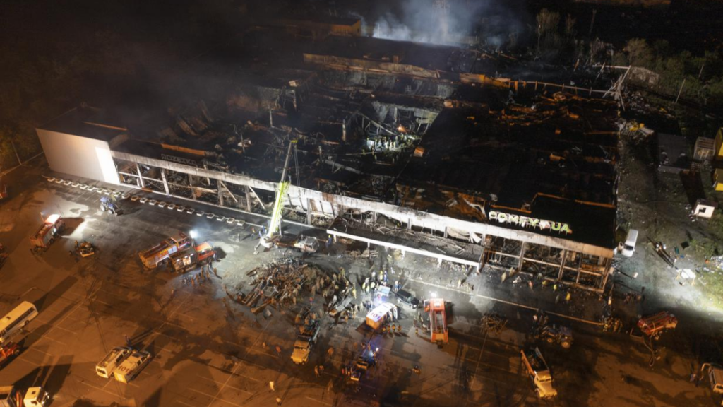 pusat perbelanjaan Ukraina terbakar