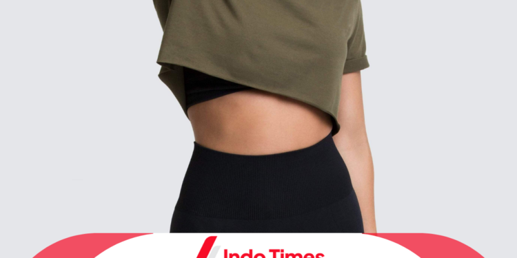 10 Rekomendasi Kaos Crop Polos Wanita dan Padu Padannya 1 10 Rekomendasi Kaos Crop Polos Wanita dan Padu Padannya