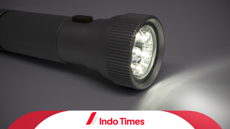 10 Rekomendasi Lampu Senter Premium Terbaik, Bikin Gelap Lenyap Seketika 1 10 Rekomendasi Lampu Senter Premium Terbaik, Bikin Gelap Lenyap Seketika