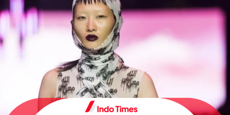 Brand Australia Tampilkan Tulisan Allah dalam Koleksinya Menuai Kritik, Dianggap Lakukan Penghinaan Terhadap Agama 1 Brand Australia Tampilkan Tulisan Allah dalam Koleksinya Menuai Kritik, Dianggap Lakukan Penghinaan Terhadap Agama