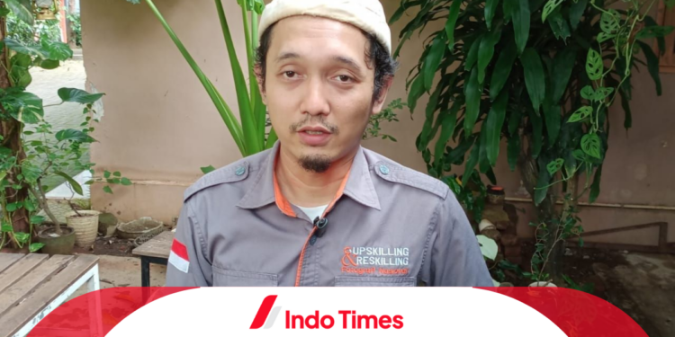 Usai Lontarkan Kritik, Guru SMK di Cirebon Dipecat. Bagaimana Nasibnya Kini? 1 Usai Lontarkan Kritik, Guru SMK di Cirebon Dipecat. Bagaimana Nasibnya Kini?