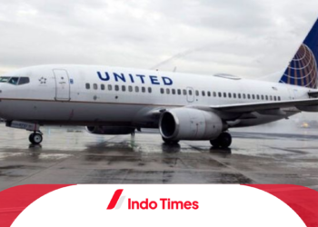 Penumpang United Airlines Membuka Pintu Darurat Pesawat dan Penusukan Seorang Pramugari
