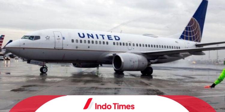 Penumpang United Airlines Membuka Pintu Darurat Pesawat dan Penusukan Seorang Pramugari