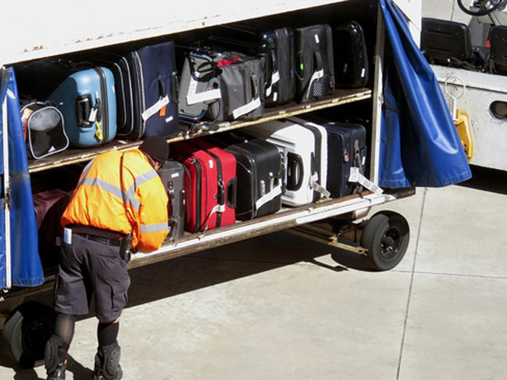 Apa Kata Petugas Bandara mengenai denda penumpang yang bawa bika ambon