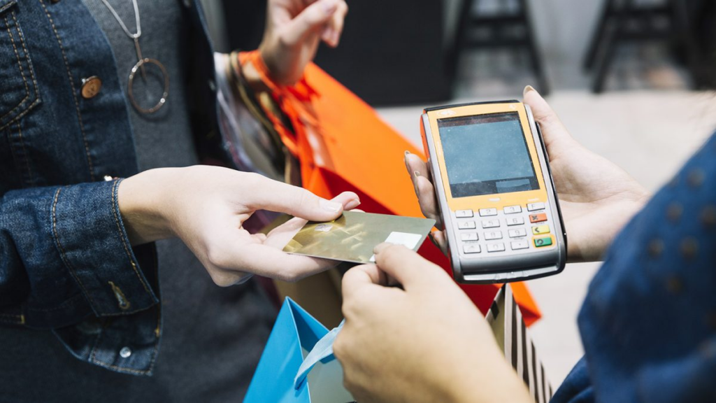 Kartu kredit dapat membantu mengatasi masalah keuangan 