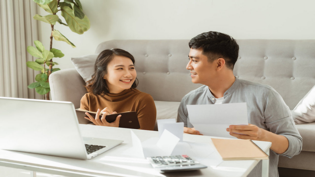 Diskusikan alternatif pilihan investasi yang menurut Anda berdua paling sesuai  || Tips Mengatur Keuangan Bagi Pasangan Baru Menikah
