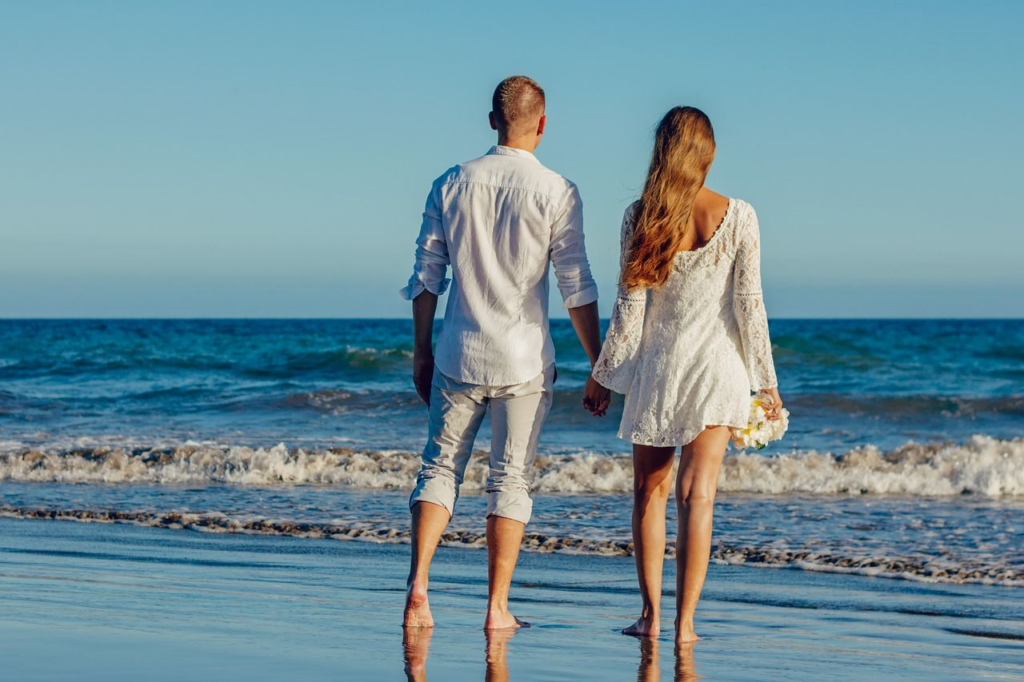 Sisihkan anggaran untuk menikmati kebersamaan sebagai pasangan pengantin baru || Tips Mengatur Keuangan Bagi Pasangan Baru Menikah
