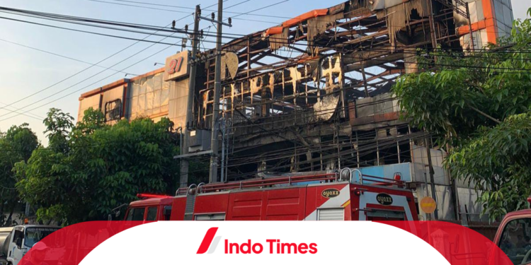 Kebakaran Malang Plaza Sebabkan Ratusan Kios Ludes Dilalap Api dan 4 Korban Dilarikan ke RS 1 Kebakaran Malang Plaza