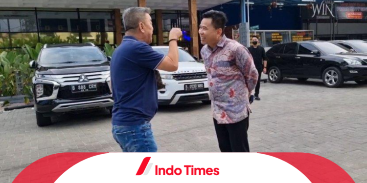 Video Ketua RT Berdebat dengan Pemilik Ruko Viral di Medsos: Dianggap ‘Makan’ Bahu Jalan, Wali Kota Jakut Turun Tangan 1 Video Ketua RT Berdebat dengan Pemilik Ruko Viral di Medsos: Dianggap ‘Makan’ Bahu Jalan, Wali Kota Jakut Turun Tangan