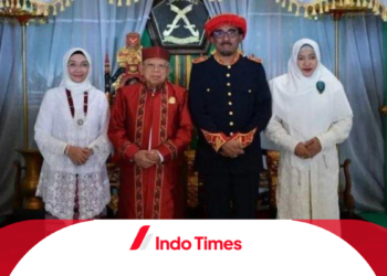 Kenakan Pakaian Adat Kesultanan Tidore, Wakil Presiden RI Terima Gelar Kehormatan