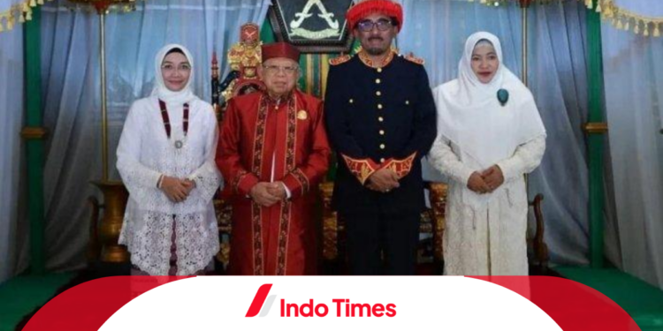 Kenakan Pakaian Adat Kesultanan Tidore, Wakil Presiden RI Terima Gelar Kehormatan