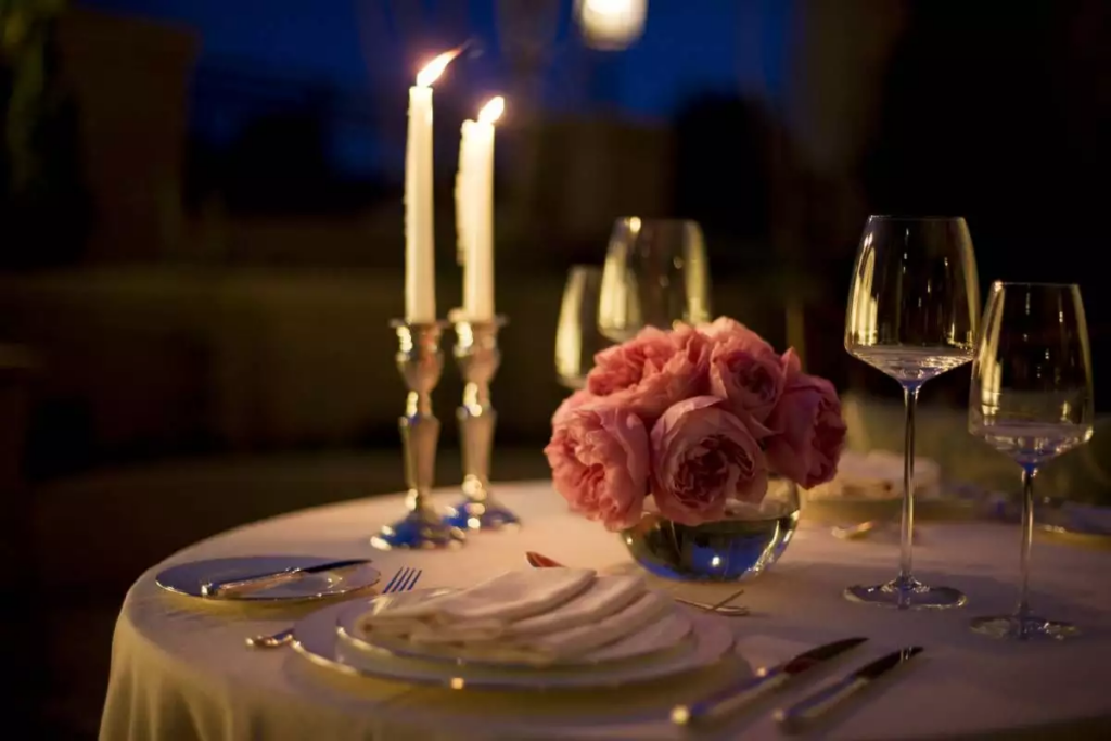 Kencan atau makan malam romantis  || Ide Hadiah Anniversary Pernikahan Terbaik