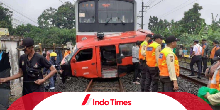 Tragedi Mengenaskan Sopir Angkot Tertabrak KRL di Citayam Hingga Terseret 50 Meter 1 Tragedi Mengenaskan Sopir Angkot Tertabrak KRL di Citayam Hingga Terseret 50 Meter