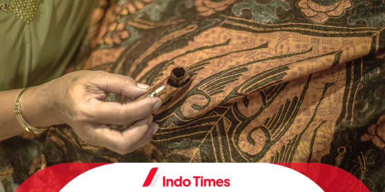 10 Rekomendasi Model Atasan Batik Wanita Elegan Untuk Acara Formal dan Kasual 1 10 Rekomendasi Model Atasan Batik Wanita Elegan Untuk Acara Formal dan Kasual