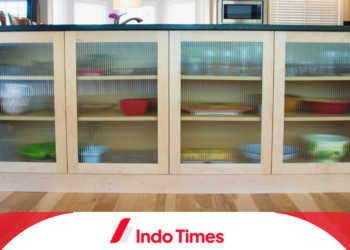 10 Rekomendasi Merk Lemari Kaca Terbaik untuk Pajangan dan Hiasan Rumah