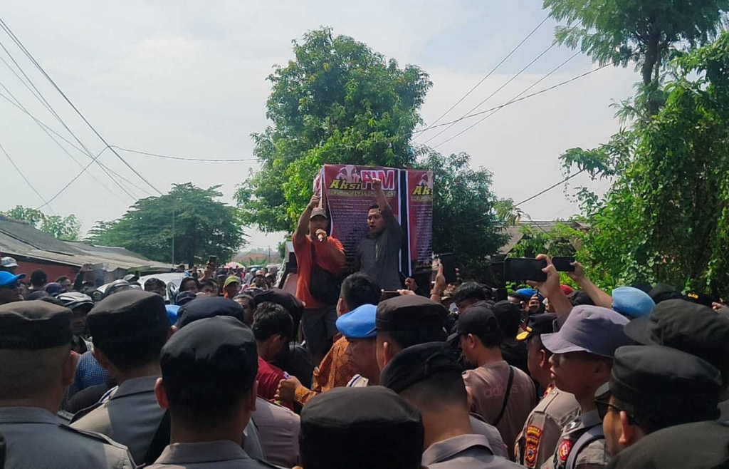 Demo Massa Pondok Al-Zaytun Indramayu