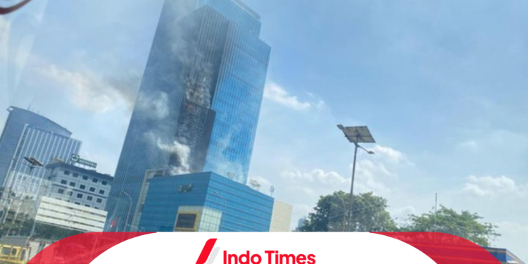 Gedung K-Link Terbakar dan Timbulkan Kemacetan. Api Diduga Berasal dari Lantai 7
