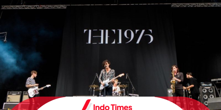 Pemerintah Malaysia Menghentikan Konser Musik The 1975 Setelah Vokalis dan Basis Berciuman di Atas Panggung