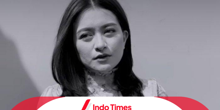 Nathalie Holscher Lepas Jilbab Tuai Komentar Netizen. Umi Pipik: Tetap Mendukung Semua Prosesnya