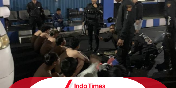 Polisi Mengamankan Gangster di Cibinong, Bogor: Senjata Tajam dan Jimat Berhasil Disita 1 Polisi Mengamankan Gangster di Cibinong, Bogor: Senjata Tajam dan Jimat Berhasil Disita