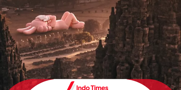 KAWS Holiday Indonesia Sambangi Candi Prambanan. Pameran Berlangsung Selama 13 Hari 1 KAWS Holiday Indonesia Sambangi Candi Prambanan. Pameran Berlangsung Selama 13 Hari