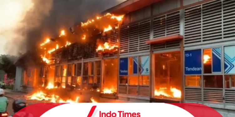 Kebakaran di Halte TransJakarta Tendean Padam, Penyebab Masih Terus Diselidiki