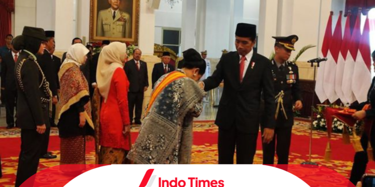 Momen Spesial Penerimaan Anugerah Tanda Kehormatan oleh Jokowi. Ibu Negara Iriana Mendapatkan Tanda Kehormatan Adipradana 1 Momen Spesial Penerimaan Anugerah Tanda Kehormatan oleh Jokowi. Ibu Negara Iriana Mendapatkan Tanda Kehormatan Adipradana