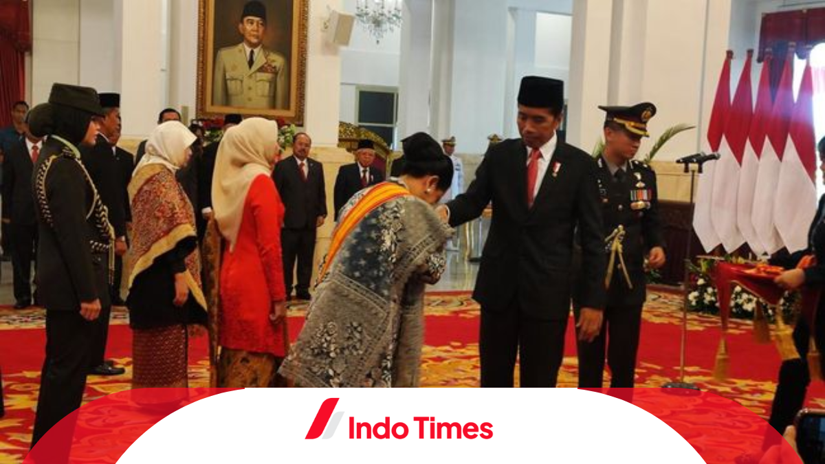 Momen spesial penerimaan penghargaan kehormatan oleh Jokowi.  Ibu Negara Iriana menerima Medali Kehormatan Adipradana