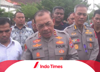 Polisi Bersepatu di Masjid Raya Sumber