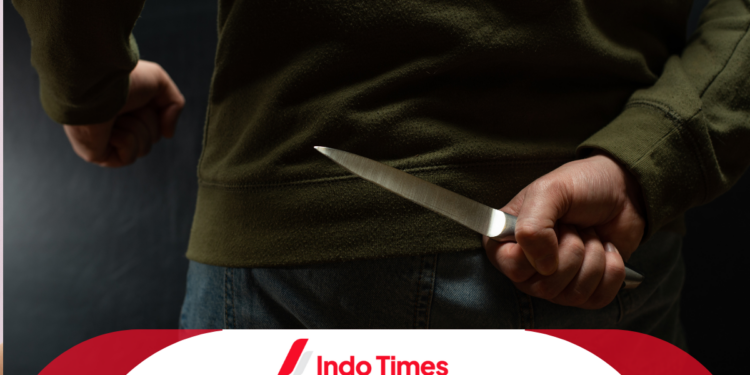 Kabar Terkini Tetangga Penjudi Tusuk Pasutri: Sudah Dibekuk Polisi Setelah Sempat Melarikan Diri 1 Kabar Terkini Tetangga Penjudi Tusuk Pasutri: Sudah Dibekuk Polisi Setelah Sempat Melarikan Diri